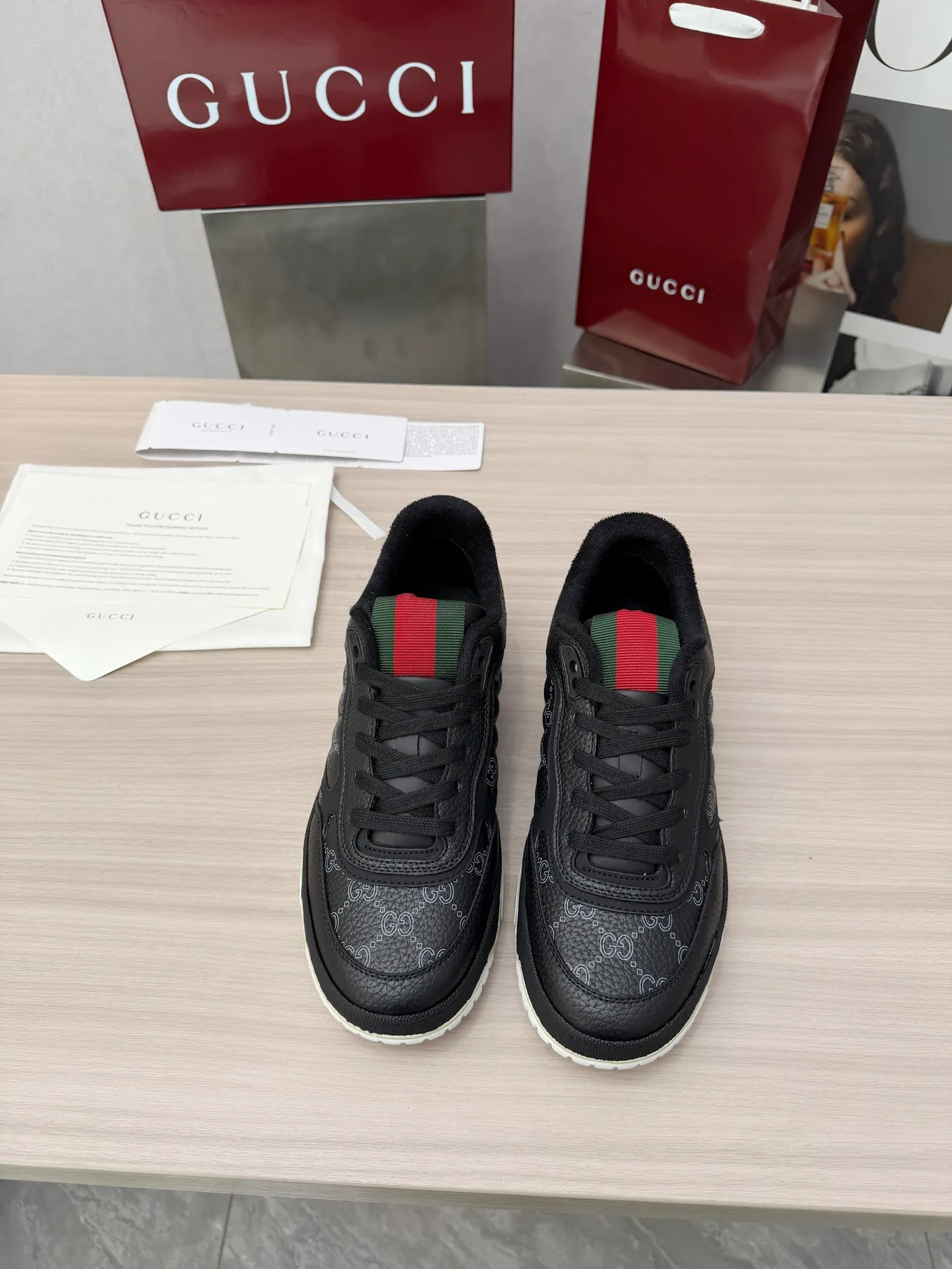 [G Home] P: 600💰 Couple size: Female 35-40. Male 39-44 (45 custom-made) 🆕2025.GUCC Gucci original order quality The latest popular high and low top aged couple sneakers series shipped original purchase development and production, this high and low top sneakers adopt a basketball-style silhouette design, cleverly integrated with hollow panels and distressed effects, showing unique ingenuity. The ingenuity incorporates brand logo details such as interlocking Double G styling accessories and Gucci lettering, a low-key tribute to the brand's design heritage. Exquisite packaging at the delivery counter 🛍📦 ▪️ Fabric: Original customized imported first-layer cowhide ▪️ Inner lining: Imported first-layer cowhide ▪️ Sole: Original molded two-color TPU sole ▪️ Sole thickness: 3cm